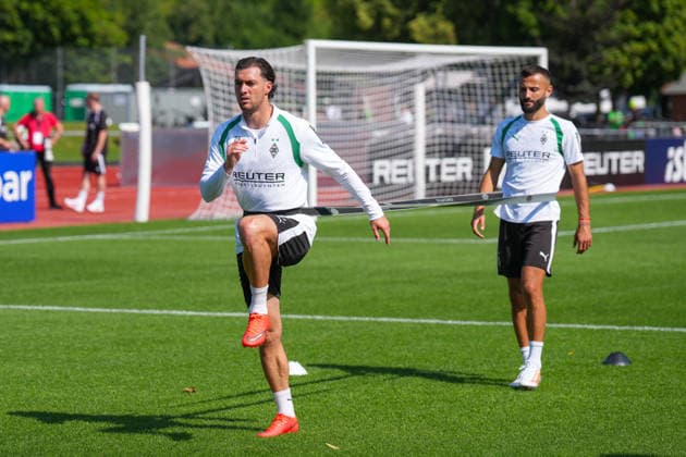 03.08.2026, xydrx, Fußball, Trainingslager, Borussia Mönchengladbach, Saison 2026 2027, Stadion am Birkenmoos: Joe Scally (Borussia Moenchengladbach, 29) und Franck Honorat (Borussia Moenchengladbach, 9) DFB regulations prohibit any use of photographs as image sequences and or quasi-video. *** August 3, 2026, xydrx, soccer, training camp, Borussia Mönchengladbach, 2026–2027 season, Birkenmoos Stadium, Joe Scally, Borussia Mönchengladbach, 29, and Franck Honorat, Borussia Mönchengladbach, 9. DFB regulations prohibit any use of photographs as image sequences and or quasi-video. Copyright: HMBxMedia YannisxDreimann