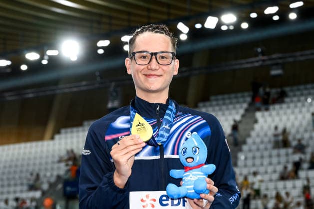 Ranjuo Tomblin of Great Britain shows the gold medal after competing in the artistic swimming Solo Free Men Final during the European Aquatics Championships at the Olympic Aquatic Center in Paris (France), August 3, 2026. Andrea Staccioli