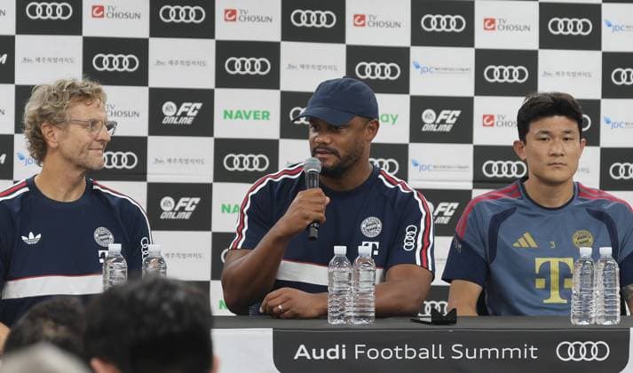 SKO, Bayern-Pressesprecher Dieter Nickles, Vincent Kompany, Trainer FC Bayern Muenchen, Kim Min-jae (Bayern Muenchen 3), Pressekonferenz FC Bayern Muenchen vor dem Testspiel bei Jeju SK, Saison 2026-27, 03.08.2026 Bayern Muenchen Suedkorea *** SKO, Bayern Press Officer Dieter Nickles, Vincent Kompany, FC Bayern Munich Coach, Kim Min-jae (Bayern Munich 3), FC Bayern Munich press conference ahead of the friendly match against Jeju SK, 2026–27 season, August 3, 2026, Bayern Munich, South Korea Copyright: xEibner-Pressefotox EP_JNL