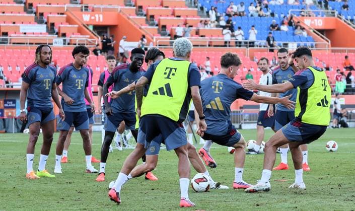 SKO, Luis Diaz (FC Bayern Muenchen 14) und Tom Bischof ( Bayern Muenchen 20), Oeffentliches Training FC Bayern Muenchen vor dem Testspiel bei Jeju SK, Saison 2026-27, 03.08.2026 Bayern Muenchen Suedkorea *** SKO, Luis Díaz, FC Bayern Munich 14, and Tom Bischof, Bayern Munich 20; FC Bayern Munich open practice ahead of the friendly match against Jeju SK, 2026–27 season, March 8, 2026, Bayern Munich, South Korea Copyright: xEibner-Pressefotox EP_JNL