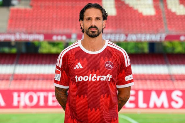 30.07.2026 - 1. FC Nürnberg FCN ( Club ) - 2. Fussball Bundesliga BL - Saison 2026 2027 - Fototermin Porträttermin Vorstellung Präsentation Pressetermin - - xwoxzix - Einzelbild Einzelfoto Portrait Porträt Kopfbild - Adriano Grimaldi (39, 1. FC Nürnberg FCN ) *** July 30, 2026 1 FC Nuremberg FCN Club 2 Soccer Bundesliga BL 2026–2027 Season Photo Shoot Portrait Session Introduction Presentation Press Event xwoxzix Single Image Individual Photo Portrait Headshot Adriano Grimaldi 39, 1 FC Nuremberg FCN