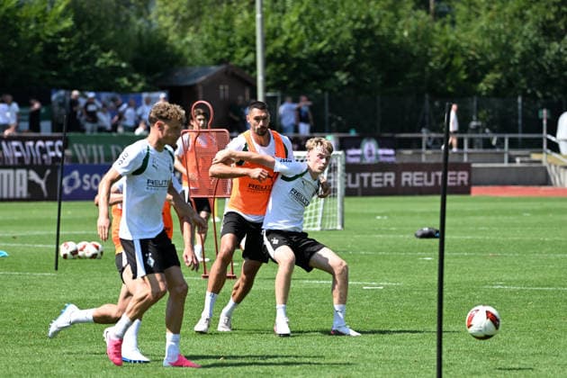 03.08.2026; Rottach-Egern; Fussball, Herren, Saison 2026 2027, Trainingslager Borussia Moenchengladbach Zweikampf zwischen v. re. Edin Biber (Gladbach), Tim Kleindienst (Gladbach) DFL regulations prohibit any use of photographs as image sequences and or quasi-video. Stadion Am Birkenmoos Bayern Deutschland *** August 3, 2026 Rottach Egern Soccer, Men s, 2026–2027 season, Borussia Mönchengladbach training camp: Head-to-head between Edin Biber (Gladbach) and Tim Kleindienst (Gladbach). DFL regulations prohibit any use of photographs as image sequences and or quasi-video. Am Birkenmoos Stadium, Bavaria, Germany