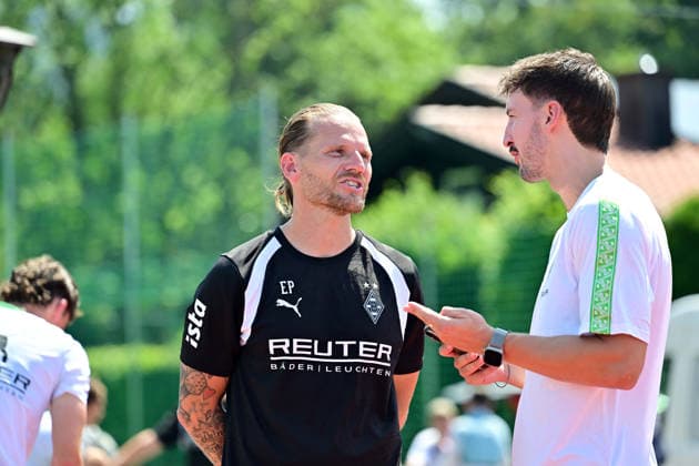 03.08.2026; Rottach-Egern; Fussball, Herren, Saison 2026 2027, Trainingslager Borussia Moenchengladbach Im Gespraech v. li. Eugen Polanski (Trainer Gladbach), Yannick Langesberg (Teammanager Gladbach) DFL regulations prohibit any use of photographs as image sequences and or quasi-video. Stadion Am Birkenmoos Bayern Deutschland *** August 3, 2026 Rottach Egern Soccer, Men s, 2026–2027 season, Borussia Mönchengladbach training camp. In conversation (from left): Eugen Polanski, Gladbach coach, and Yannick Langesberg, Gladbach team manager. DFL regulations prohibit any use of photographs as image sequences and or quasi-video. Am Birkenmoos Stadium, Bavaria, Germany