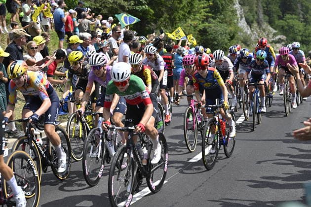 03.08.2026 --- Col de la Faucille, Frankreich --- Radsport --- Tour De France Femmes --- 3. Etappe von Genf Passy nach Poligny --- --- Das Peloton am Col de la Faucille Tour De France Femmes stage 3 *** August 3, 2026 Col de la Faucille, France Cycling Tour de France Femmes Stage 3 from Geneva-Passy to Poligny The peloton on the Col de la Faucille Tour de France Femmes Stage 3