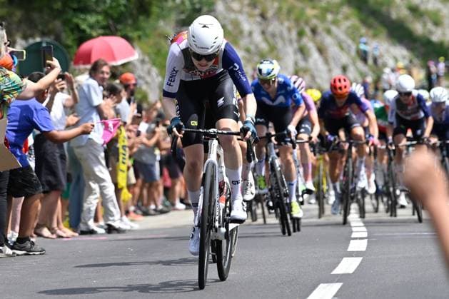 03.08.2026 --- Col de la Faucille, Frankreich --- Radsport --- Tour De France Femmes --- 3. Etappe von Genf Passy nach Poligny --- --- Puck Pieterse (Fenix-Premiertech) sprintet um die Bergwertung am Col de la Faucille zu gewinnen Tour De France Femmes stage 3 *** August 3, 2026 Col de la Faucille, France Cycling Tour de France Femmes Stage 3 from Geneva-Passy to Poligny Puck Pieterse (Fenix Premiertech) sprints to win the mountain classification at the Col de la Faucille Tour de France Femmes Stage 3
