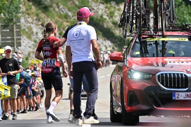 03.08.2026 --- Col de la Faucille, Frankreich --- Radsport --- Tour De France Femmes --- 3. Etappe von Genf Passy nach Poligny --- --- Dina Boels (Lotto Intermarche Ladies) gibt das Rennen auf Tour De France Femmes stage 3 *** August 3, 2026 Col de la Faucille, France Cycling Tour de France Femmes Stage 3 from Geneva-Passy to Poligny Dina Boels of Lotto Intermarché Ladies withdraws from the Tour de France Femmes, Stage 3