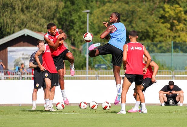 03.08.2026, Deutschland, Grassau, Fußball Bundesliga, Saison 2026 2027, Trainingslager VfB Stuttgart, v.l. Nikolas Nartey, Dan-Axel Zagadou *** August 3, 2026, Germany, Grassau, Bundesliga, 2026–2027 season, VfB Stuttgart training camp, from left: Nikolas Nartey, Dan Axel Zagadou