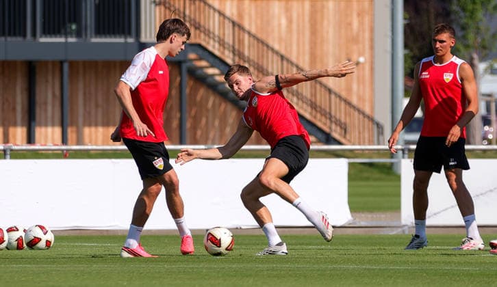 03.08.2026, Deutschland, Grassau, Fußball Bundesliga, Saison 2026 2027, Trainingslager VfB Stuttgart, v.l. Leo Sauer, Ramon Hendriks *** August 3, 2026, Germany, Grassau, Bundesliga, 2026–2027 season, VfB Stuttgart training camp, from left: Leo Sauer, Ramon Hendriks