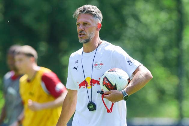Trainer Martin Demichelis (RB Leipzig) kontrolliert den Ball, Tag 2, Trainingslager RB Leipzig, Gut Brandlhof am 03. August 2026 in Saalfelden, Oesterreich. (Foto von Marco Steinbrenner DeFodi Images) Trainer Martin Demichelis (RB Leipzig) controls the ball, Tag 2, Trainingslager RB Leipzig, Gut Brandlhof, August 3, 2026 in Saalfelden, Austria. (Photo by Marco Steinbrenner DeFodi Images) (Photo by Marco Steinbrenner DeFodi Images) - *** Coach Martin Demichelis of RB Leipzig controls the ball, Day 2, RB Leipzig training camp, Gut Brandlhof on August 3, 2026, in Saalfelden, Austria Photo by Marco Steinbrenner, DeFodi Images Coach Martin Demichelis of RB Leipzig controls the ball, Day 2, RB Leipzig training camp, Gut Brandlhof, August 3, 2026, in Saalfelden, Austria. Photo by Marco Steinbrenner, DeFodi Images. Photo by Marco Steinbrenner, DeFodi Images