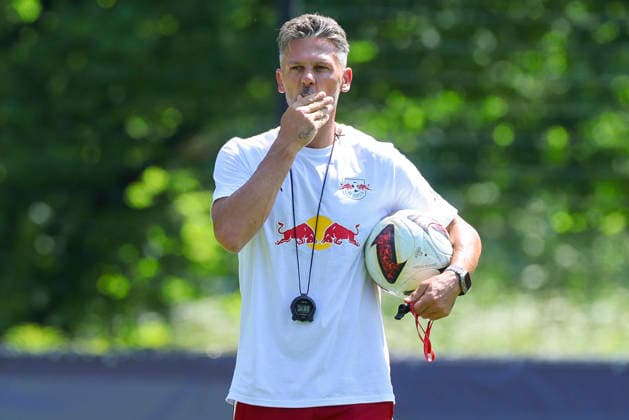 Trainer Martin Demichelis (RB Leipzig) kontrolliert den Ball, Tag 2, Trainingslager RB Leipzig, Gut Brandlhof am 03. August 2026 in Saalfelden, Oesterreich. (Foto von Marco Steinbrenner DeFodi Images) Trainer Martin Demichelis (RB Leipzig) controls the ball, Tag 2, Trainingslager RB Leipzig, Gut Brandlhof, August 3, 2026 in Saalfelden, Austria. (Photo by Marco Steinbrenner DeFodi Images) (Photo by Marco Steinbrenner DeFodi Images) - *** Coach Martin Demichelis of RB Leipzig controls the ball, Day 2, RB Leipzig training camp, Gut Brandlhof on August 3, 2026, in Saalfelden, Austria Photo by Marco Steinbrenner, DeFodi Images Coach Martin Demichelis of RB Leipzig controls the ball, Day 2, RB Leipzig training camp, Gut Brandlhof, August 3, 2026, in Saalfelden, Austria. Photo by Marco Steinbrenner, DeFodi Images. Photo by Marco Steinbrenner, DeFodi Images