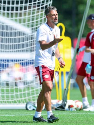 Trainer Martin Demichelis (RB Leipzig) gestikuliert, Tag 2, Trainingslager RB Leipzig, Gut Brandlhof am 03. August 2026 in Saalfelden, Oesterreich. (Foto von Marco Steinbrenner DeFodi Images) Trainer Martin Demichelis (RB Leipzig) gestures, Tag 2, Trainingslager RB Leipzig, Gut Brandlhof, August 3, 2026 in Saalfelden, Austria. (Photo by Marco Steinbrenner DeFodi Images) (Photo by Marco Steinbrenner DeFodi Images) - *** RB Leipzig Coach Martin Demichelis gesturing, Day 2, RB Leipzig training camp, Gut Brandlhof on August 3, 2026, in Saalfelden, Austria Photo by Marco Steinbrenner, DeFodi Images Coach Martin Demichelis of RB Leipzig gestures, Day 2, RB Leipzig training camp, Gut Brandlhof, August 3, 2026, in Saalfelden, Austria Photo by Marco Steinbrenner, DeFodi Images Photo by Marco Steinbrenner, DeFodi Images