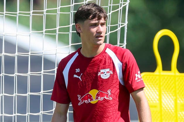 Andrija Maksimovic (RB Leipzig) schaut, Tag 2, Trainingslager RB Leipzig, Gut Brandlhof am 03. August 2026 in Saalfelden, Oesterreich. (Foto von Marco Steinbrenner DeFodi Images) Andrija Maksimovic (RB Leipzig) looks on, Tag 2, Trainingslager RB Leipzig, Gut Brandlhof, August 3, 2026 in Saalfelden, Austria. (Photo by Marco Steinbrenner DeFodi Images) (Photo by Marco Steinbrenner DeFodi Images) - *** Andrija Maksimovic watches RB Leipzig, Day 2, RB Leipzig training camp, Gut Brandlhof on August 3, 2026, in Saalfelden, Austria Photo by Marco Steinbrenner, DeFodi Images Andrija Maksimovic of RB Leipzig looks on, Day 2, RB Leipzig training camp, Gut Brandlhof, August 3, 2026, in Saalfelden, Austria. Photo by Marco Steinbrenner, DeFodi Images. Photo by Marco Steinbrenner, DeFodi Images