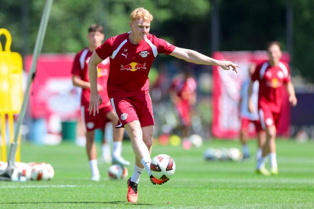 Nicolas Seiwald (RB Leipzig) kontrolliert den Ball, Tag 2, Trainingslager RB Leipzig, Gut Brandlhof am 03. August 2026 in Saalfelden, Oesterreich. (Foto von Marco Steinbrenner DeFodi Images) Nicolas Seiwald (RB Leipzig) controls the ball, Tag 2, Trainingslager RB Leipzig, Gut Brandlhof, August 3, 2026 in Saalfelden, Austria. (Photo by Marco Steinbrenner DeFodi Images) (Photo by Marco Steinbrenner DeFodi Images) - *** Nicolas Seiwald, RB Leipzig, controls the ball, Day 2, RB Leipzig training camp, Gut Brandlhof, August 3, 2026, in Saalfelden, Austria Photo by Marco Steinbrenner, DeFodi Images Nicolas Seiwald of RB Leipzig controls the ball, Day 2, RB Leipzig training camp, Gut Brandlhof, August 3, 2026, in Saalfelden, Austria Photo by Marco Steinbrenner, DeFodi Images Photo by Marco Steinbrenner, DeFodi Images