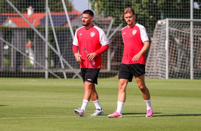 03.08.2026, Deutschland, Grassau, Fußball Bundesliga, Saison 2026 2027, Trainingslager VfB Stuttgart, v.l. Deniz Undav, Maximilian Mittelstädt *** August 3, 2026, Germany, Grassau, Bundesliga, 2026–2027 season, VfB Stuttgart training camp, from left: Deniz Undav, Maximilian Mittelstädt
