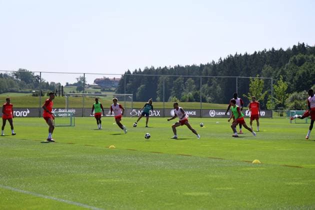 GER, Trainingslager Bayer 04 Leverkusen - Blankenhain 03.08.2026, Blankenhain, GER, Saison 2026 2027, 1.Bundesliga, Bayer 04 Leverkusen - Trainingslager im Bild Training der Werkself, im Hintergrund das Mannschaftshotel DFL regulations prohibit any use of photographs as image sequences and or quasi-video *** GER, Bayer 04 Leverkusen Training Camp in Blankenhain, August 3, 2026, Blankenhain, GER, 2026–2027 Season, Bundesliga 1, Bayer 04 Leverkusen Training Camp in Pictures: The Werkself in Training, with the team hotel in the background. DFL regulations prohibit any use of photographs as image sequences and or quasi-video.