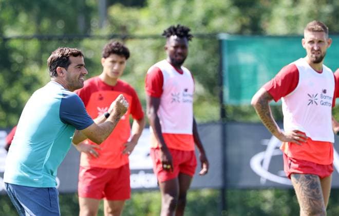 GER, Trainingslager Bayer 04 Leverkusen - Blankenhain 03.08.2026, Blankenhain, GER, Saison 2026 2027, 1.Bundesliga, Bayer 04 Leverkusen - Trainingslager im Bild Trainer Carles Martinez gibt Anweisungen DFL regulations prohibit any use of photographs as image sequences and or quasi-video *** GER, Bayer 04 Leverkusen Training Camp in Blankenhain, August 3, 2026, Blankenhain, GER, 2026–2027 Season, Bundesliga 1, Bayer 04 Leverkusen Training Camp in Pictures: Coach Carles Martinez Gives Instructions. DFL regulations prohibit any use of photographs as image sequences and or quasi-video.