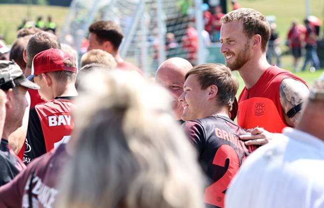 GER, Trainingslager Bayer 04 Leverkusen - Blankenhain 03.08.2026, Blankenhain, GER, Saison 2026 2027, 1.Bundesliga, Bayer 04 Leverkusen - Trainingslager im Bild Torwart Mark Flekken steht fuer Fotos mit den Fans bereit DFL regulations prohibit any use of photographs as image sequences and or quasi-video *** GER, Bayer 04 Leverkusen Training Camp in Blankenhain, August 3, 2026, Blankenhain, GER, 2026–2027 Season, Bundesliga 1, Bayer 04 Leverkusen Training Camp in Pictures: Goalkeeper Mark Flekken poses for photos with fans. DFL regulations prohibit any use of photographs as image sequences and or quasi-video content.