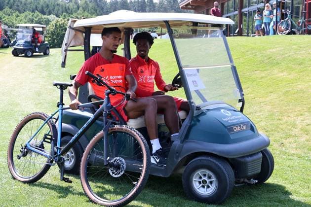 GER, Trainingslager Bayer 04 Leverkusen - Blankenhain 03.08.2026, Blankenhain, GER, Saison 2026 2027, 1.Bundesliga, Bayer 04 Leverkusen - Trainingslager im Bild Loic Bade und Nathan Tella mit dem Golf-Caddy und Fahrrad DFL regulations prohibit any use of photographs as image sequences and or quasi-video *** GER, Bayer 04 Leverkusen Training Camp in Blankenhain, August 3, 2026, Blankenhain, GER, 2026–2027 Season, 1. Bundesliga, Bayer 04 Leverkusen Training Camp in Pictures: Loic Bade and Nathan Tella with the golf caddy and bicycle. DFL regulations prohibit any use of photographs as image sequences and or quasi-video.