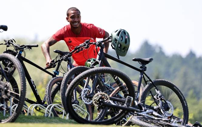 GER, Trainingslager Bayer 04 Leverkusen - Blankenhain 03.08.2026, Blankenhain, GER, Saison 2026 2027, 1.Bundesliga, Bayer 04 Leverkusen - Trainingslager im Bild Arthur nimmt sich ein Fahrrad, dabei fallen mehrere um DFL regulations prohibit any use of photographs as image sequences and or quasi-video *** GER, Bayer 04 Leverkusen Training Camp in Blankenhain, August 3, 2026, Blankenhain, GER, 2026–2027 Season, Bundesliga 1, Bayer 04 Leverkusen Training Camp in Pictures: Arthur picks up a bicycle, causing several others to fall over. DFL regulations prohibit any use of photographs as image sequences and or quasi-video.
