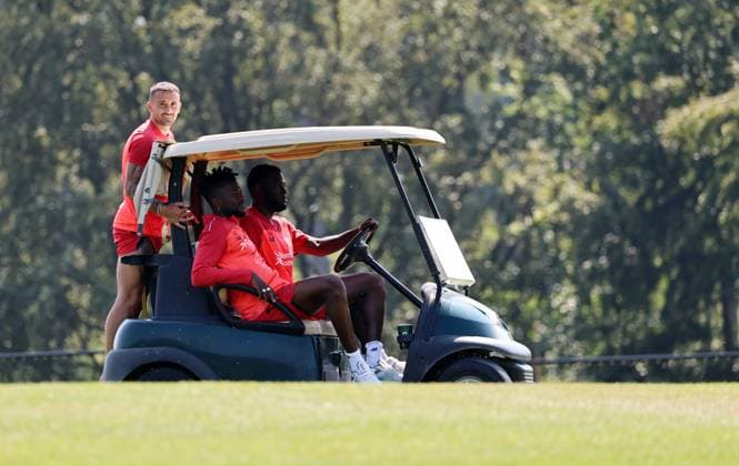 GER, Trainingslager Bayer 04 Leverkusen - Blankenhain 03.08.2026, Blankenhain, GER, Saison 2026 2027, 1.Bundesliga, Bayer 04 Leverkusen - Trainingslager im Bild Edmond Tapsoba und Victor Boniface mit dem Golf-Caddy, als Beifahrer Aleix Garcia DFL regulations prohibit any use of photographs as image sequences and or quasi-video *** GER, Bayer 04 Leverkusen Training Camp in Blankenhain, August 3, 2026, Blankenhain, GER, 2026–2027 Season, Bundesliga 1, Bayer 04 Leverkusen Training Camp in Pictures: Edmond Tapsoba and Victor Boniface with the golf caddy; Aleix Garcia as the passenger. DFL regulations prohibit any use of photographs as image sequences and or quasi-video.