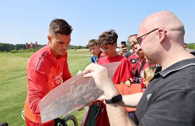 GER, Trainingslager Bayer 04 Leverkusen - Blankenhain 03.08.2026, Blankenhain, GER, Saison 2026 2027, 1.Bundesliga, Bayer 04 Leverkusen - Trainingslager im Bild Patrik Schick schreibt Autogramme DFL regulations prohibit any use of photographs as image sequences and or quasi-video *** GER, Bayer 04 Leverkusen Training Camp in Blankenhain, August 3, 2026, Blankenhain, GER, 2026–2027 Season, Bundesliga 1, Bayer 04 Leverkusen Training Camp in Pictures: Patrik Schick Signs Autographs. DFL regulations prohibit any use of photographs as image sequences and or quasi-video content.