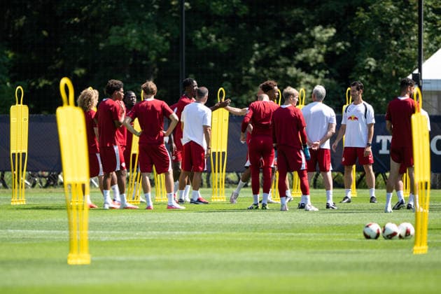 Mannschaftsbesprechung. RB Leipzig, RB Leipzig, Fussball, Trainingslager Austria, Saison Vorbereitung, Saison 2026 2027, GER, 03.08.2026, Eibner-Pressefoto Andreas Ulmer RB Leipzig, Fussball, Trainingslager Austria, Saison Vorbereitung, Saison 2026 2027, GER, 03.08.2026, *** RB Leipzig Team Meeting, RB Leipzig, Soccer, Training Camp in Austria, Preseason, 2026–2027 Season, GER, August 3, 2026, Eibner Press Photo Andreas Ulmer RB Leipzig, Soccer, Training Camp in Austria, Preseason, 2026–2027 Season, GER, August 3, 2026, Copyright: xEibner-Pressefoto AndreasxUlmerx EP_AUR