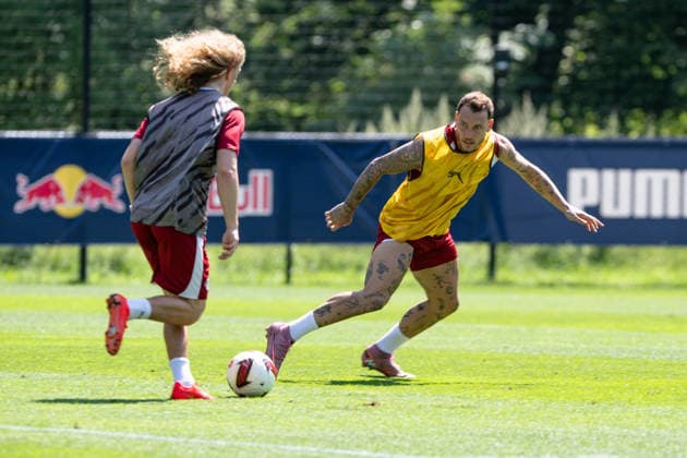 David Raum (RB Leipzig, 22), mit Viggo Gebel, (RB Leipzig, ) RB Leipzig, Fussball, Trainingslager Austria, Saison Vorbereitung, Saison 2026 2027, GER, 03.08.2026, Eibner-Pressefoto Andreas Ulmer RB Leipzig, Fussball, Trainingslager Austria, Saison Vorbereitung, Saison 2026 2027, GER, 03.08.2026, *** David Raum, RB Leipzig, 22, with Viggo Gebel, RB Leipzig, RB Leipzig, soccer, training camp in Austria, preseason, 2026–2027 season, GER, August 3, 2026, Eibner Press Photo: Andreas Ulmer, RB Leipzig, soccer, training camp in Austria, preseason, 2026–2027 season, GER, August 3, 2026, Copyright: xEibner-Pressefoto AndreasxUlmerx EP_AUR