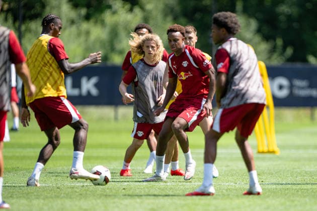 taktisches Umschaltspiel, mit Assan Ouedraogo (RB Leipzig, 08), Mitte RB Leipzig, Fussball, Trainingslager Austria, Saison Vorbereitung, Saison 2026 2027, GER, 03.08.2026, Eibner-Pressefoto Andreas Ulmer RB Leipzig, Fussball, Trainingslager Austria, Saison Vorbereitung, Saison 2026 2027, GER, 03.08.2026, *** Tactical transition play, featuring Assan Ouedraogo of RB Leipzig, No. 08, center, RB Leipzig, soccer, training camp in Austria, preseason, 2026–2027 season, GER, August 3, 2026, Eibner press photo of Andreas Ulmer (RB Leipzig), soccer, training camp in Austria, preseason, 2026–2027 season, GER, August 3, 2026, Copyright: xEibner-Pressefoto AndreasxUlmerx EP_AUR