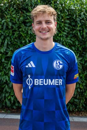 03.08.2026, Porträttermin 2026 2027 beim FC Schake 04, 1. Bundesliga, , Finn Porath (FC Schalke 04). Gelsenkirchen Veltins Arena NRW Deutschland xRHR-FOTO DEx *** August 3, 2026, 2026–2027 photo shoot at FC Schalke 04, Bundesliga 1, , Finn Porath, FC Schalke 04, Gelsenkirchen, Veltins Arena, North Rhine-Westphalia, Germany, xRHR, PHOTO, DEx Copyright: DennisxEwert RHR-FOTOx RHR-FOTO DE