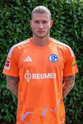 03.08.2026, Porträttermin 2026 2027 beim FC Schake 04, 1. Bundesliga, , Torwart Loris Karius (FC Schalke 04). Gelsenkirchen Veltins Arena NRW Deutschland xRHR-FOTO DEx *** August 3, 2026, 2026–2027 photo shoot at FC Schalke 04, Bundesliga 1, , goalkeeper Loris Karius, FC Schalke 04, Gelsenkirchen, Veltins Arena, North Rhine-Westphalia, Germany, xRHR FOTO DEx Copyright: DennisxEwert RHR-FOTOx RHR-FOTO DE