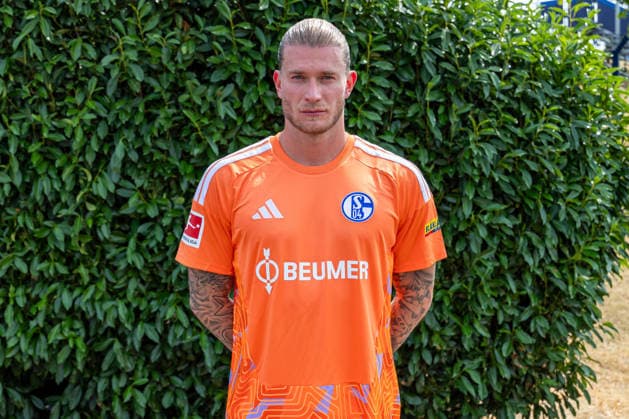 03.08.2026, Porträttermin 2026 2027 beim FC Schake 04, 1. Bundesliga, , Torwart Loris Karius (FC Schalke 04). Gelsenkirchen Veltins Arena NRW Deutschland xRHR-FOTO DEx *** August 3, 2026, 2026–2027 photo shoot at FC Schalke 04, Bundesliga 1, , goalkeeper Loris Karius, FC Schalke 04, Gelsenkirchen, Veltins Arena, North Rhine-Westphalia, Germany, xRHR FOTO DEx Copyright: DennisxEwert RHR-FOTOx RHR-FOTO DE