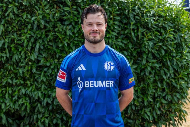 03.08.2026, Porträttermin 2026 2027 beim FC Schake 04, 1. Bundesliga, , Adrian Gantenbein (FC Schalke 04). Gelsenkirchen Veltins Arena NRW Deutschland xRHR-FOTO DEx *** August 3, 2026, Portrait session for the 2026–2027 season at FC Schalke 04, Bundesliga 1, , Adrian Gantenbein, FC Schalke 04, Gelsenkirchen, Veltins Arena, North Rhine-Westphalia, Germany, xRHR, PHOTO DEx Copyright: DennisxEwert RHR-FOTOx RHR-FOTO DE