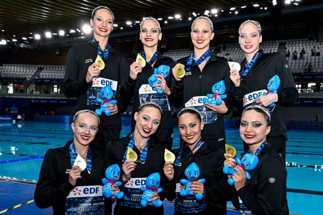 Neutral Athletes B show the gold medal after competing in the artistic swimming Team Free Final during the European Aquatics Championships at the Olympic Aquatic Center in Paris (France), August 3, 2026. Andrea Masini Deepbluemedia Insidefoto