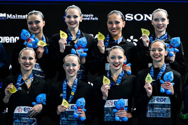 Neutral Athletes B show the gold medal after competing in the artistic swimming Team Free Final during the European Aquatics Championships at the Olympic Aquatic Center in Paris (France), August 3, 2026. Andrea Staccioli