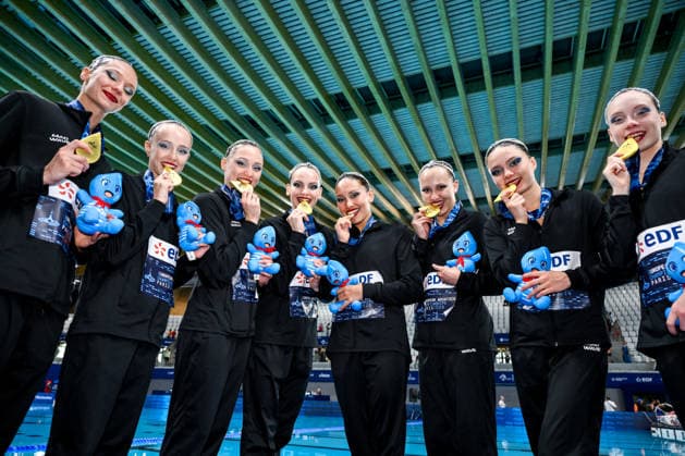 Neutral Athletes B show the gold medal after competing in the artistic swimming Team Free Final during the European Aquatics Championships at the Olympic Aquatic Center in Paris (France), August 3, 2026. Andrea Staccioli
