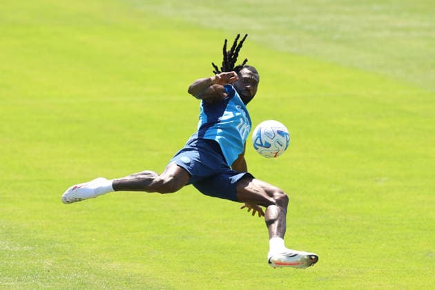SSC Napoli Training Session Frank Zambo Anguissa of Napoli during a training session on the first day of the preseason camp of SSC Napoli at Stadio Patini in Castel di Sangro, Italy, on August 3, 2025. Castel di Sangro Abruzzo Italy  Copyright: xCiroxDexLucax originalFilename:deluca-sscnapol260803_npLDF.jpg