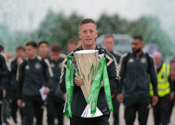 Celtic captain Callum McGregor carries the Scottish Premiership trophy up the Celtic Way. Celtic v Dundee, William Hill Scottish Premiership, Football, Celtic Park, Glasgow, Scotland, UK - 03 Aug 2026Glasgow Celtic Park Scotland United Kingdom  Copyright: xStuartxWallace Shutterstockx 17032193e