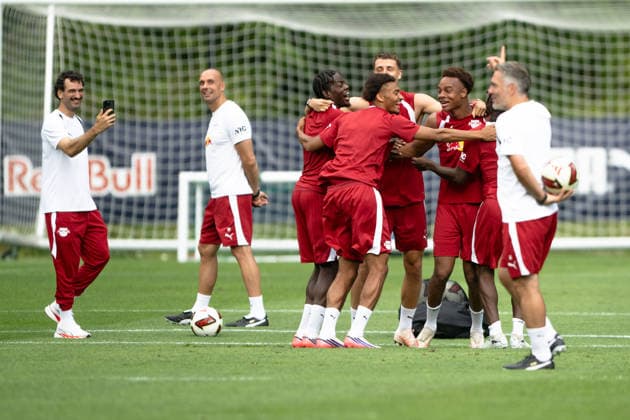 ein Jubel Ausbruch beim Training, RB Leipzig, Fussball, Trainingslager Austria, Saison Vorbereitung, Saison 2026 2027, GER, 03.08.2026, Eibner-Pressefoto Andreas Ulmer RB Leipzig, Fussball, Trainingslager Austria, Saison Vorbereitung, Saison 2026 2027, GER, 03.08.2026, *** A burst of celebration during training, RB Leipzig, soccer, training camp in Austria, preseason, 2026–2027 season, GER, August 3, 2026, Eibner Press Photo by Andreas Ulmer, RB Leipzig, soccer, training camp in Austria, preseason, 2026–2027 season, GER, August 3, 2026, Copyright: xEibner-Pressefoto AndreasxUlmerx EP_AUR