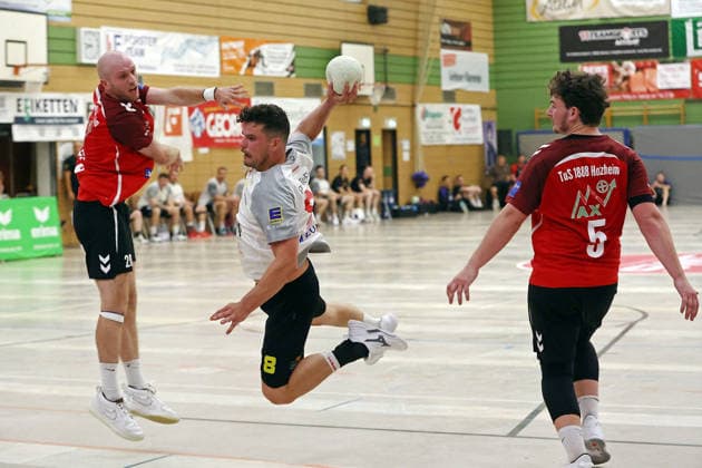 03.08.2026, xovx, Handball Lindencup, HSG Wettenberg - TuS Holzheim v.l. Leon Bühler (TuS Holzheim), Lukas Drommershausen (HSG Wettenberg), Finn Langenau (TuS Holzheim) Linden Stadthalle Hessen Deutschland (DE) *** August 3, 2026, xovx, Lindencup Handball Tournament, HSG Wettenberg vs. TuS Holzheim, Leon Bühler (TuS Holzheim), Lukas Drommershausen (HSG Wettenberg), Finn Langenau (TuS Holzheim), Linden Stadthalle, Hesse, Germany, DE