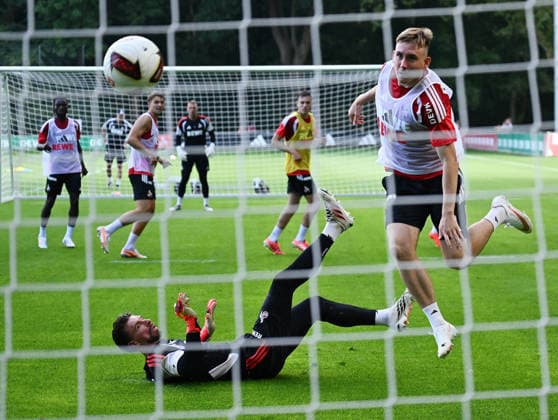 03.08.2026, xophax, Fussball 1.Bundesliga, 1.FC Koeln Training am Geissbockheim des 1.FC Köln. Isak Johannesson ( 1.FC Köln ) erzielt ein Tor gegen Ron - Robert Zieler ( 1.FC Köln ) am Boden. Köln *** August 3, 2026, xophax, Soccer, Bundesliga 1, 1. FC Köln Training at the Geissbockheim of 1. FC Köln Isak Johannesson of 1. FC Köln scores a goal against Ron Robert Zieler of 1. FC Köln on the ground in Cologne