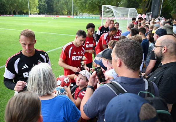 03.08.2026, xophax, Fussball 1.Bundesliga, 1.FC Koeln Training am Geissbockheim des 1.FC Köln. Spieler schreiben Autogramme nach dem Training. Vorn links Marvin Schwäbe ( 1.FC Köln ) Köln *** August 3, 2026, xophax, Soccer, Bundesliga 1, 1. FC Köln Training at the Geissbockheim of 1. FC Köln Players sign autographs after training Front left: Marvin Schwäbe, 1. FC Köln, Cologne