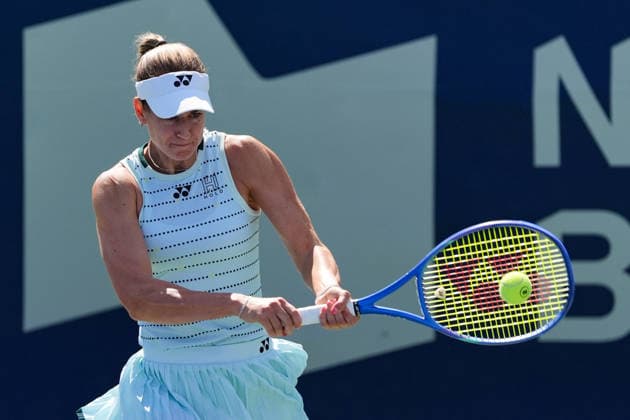 WTA, Tennis Damen Masters 1000 National Bank Open Toronto 2026 - Round of 128 - Day 3 Anna Bondar of Hungary hits a two-handed backhand against Anhelina Kalinina of Ukraine during the Women™s Singles round of 128 match on day 3 of the WTA Masters 1000 National Bank Open at Sobeys Stadium. on August 3, 2026 in Toronto, Canada. (Photo by Leonardo Ramirez Eyepix Group) Copyright: xLeonardoxRamirezx xEyepixxGroupx LR03082026-05768