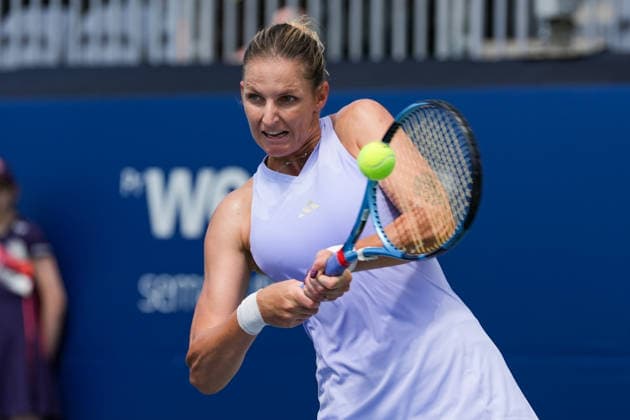 WTA, Tennis Damen Masters 1000 National Bank Open Toronto 2026 - Round of 128 - Day 3 Karolina Pliskova of Czechia hits a two-handed backhand against Oleksandra Oliynykova of Ukraine during the Women™s Singles round of 128 match on day 3 of the WTA Masters 1000 National Bank Open at Sobeys Stadium. on August 3, 2026 in Toronto, Canada. (Photo by Leonardo Ramirez Eyepix Group) Copyright: xLeonardoxRamirezx xEyepixxGroupx LR03082026-06811