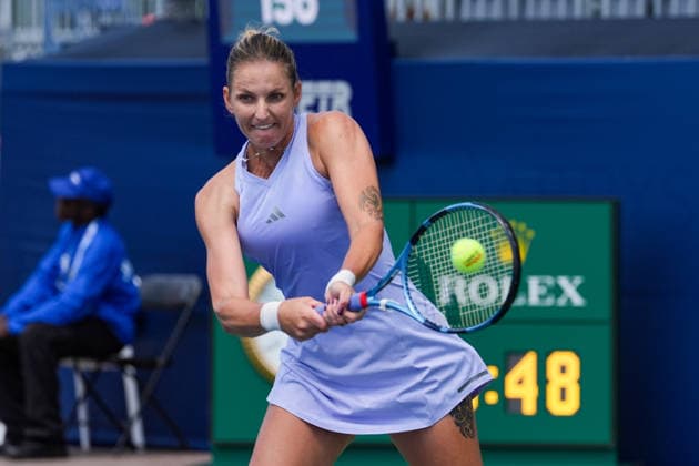 WTA, Tennis Damen Masters 1000 National Bank Open Toronto 2026 - Round of 128 - Day 3 Karolina Pliskova of Czechia hits a two-handed backhand against Oleksandra Oliynykova of Ukraine during the Women™s Singles round of 128 match on day 3 of the WTA Masters 1000 National Bank Open at Sobeys Stadium. on August 3, 2026 in Toronto, Canada. (Photo by Leonardo Ramirez Eyepix Group) Copyright: xLeonardoxRamirezx xEyepixxGroupx LR03082026-06825