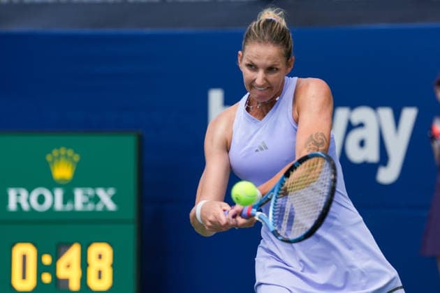 WTA, Tennis Damen Masters 1000 National Bank Open Toronto 2026 - Round of 128 - Day 3 Karolina Pliskova of Czechia hits a two-handed backhand against Oleksandra Oliynykova of Ukraine during the Women™s Singles round of 128 match on day 3 of the WTA Masters 1000 National Bank Open at Sobeys Stadium. on August 3, 2026 in Toronto, Canada. (Photo by Leonardo Ramirez Eyepix Group) Copyright: xLeonardoxRamirezx xEyepixxGroupx LR03082026-06841