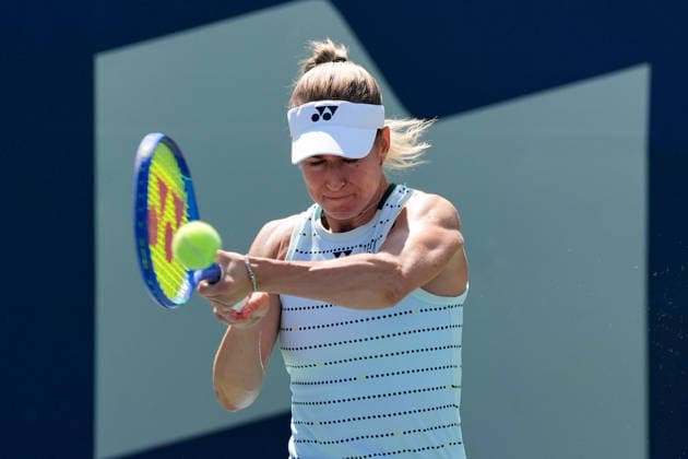 WTA, Tennis Damen Masters 1000 National Bank Open Toronto 2026 - Round of 128 - Day 3 Anna Bondar of Hungary hits a two-handed backhand against Anhelina Kalinina of Ukraine during the Women™s Singles round of 128 match on day 3 of the WTA Masters 1000 National Bank Open at Sobeys Stadium. on August 3, 2026 in Toronto, Canada. (Photo by Leonardo Ramirez Eyepix Group) Copyright: xLeonardoxRamirezx xEyepixxGroupx LR03082026-05770