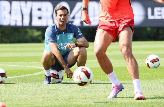 GER, Trainingslager Bayer 04 Leverkusen - Blankenhain 03.08.2026, Blankenhain, GER, Saison 2026 2027, 1.Bundesliga, Bayer 04 Leverkusen - Trainingslager im Bild Trainer Carles Martinez (Leverkusen) DFL regulations prohibit any use of photographs as image sequences and or quasi-video *** GER, Bayer 04 Leverkusen Training Camp in Blankenhain, August 3, 2026, Blankenhain, GER, 2026–2027 Season, Bundesliga 1, Bayer 04 Leverkusen Training Camp in Pictures: Coach Carles Martinez, Leverkusen. DFL regulations prohibit any use of photographs as image sequences and or quasi-video content.