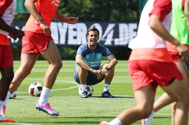 GER, Trainingslager Bayer 04 Leverkusen - Blankenhain 03.08.2026, Blankenhain, GER, Saison 2026 2027, 1.Bundesliga, Bayer 04 Leverkusen - Trainingslager im Bild Trainer Carles Martinez (Leverkusen) DFL regulations prohibit any use of photographs as image sequences and or quasi-video *** GER, Bayer 04 Leverkusen Training Camp in Blankenhain, August 3, 2026, Blankenhain, GER, 2026–2027 Season, Bundesliga 1, Bayer 04 Leverkusen Training Camp in Pictures: Coach Carles Martinez, Leverkusen. DFL regulations prohibit any use of photographs as image sequences and or quasi-video content.