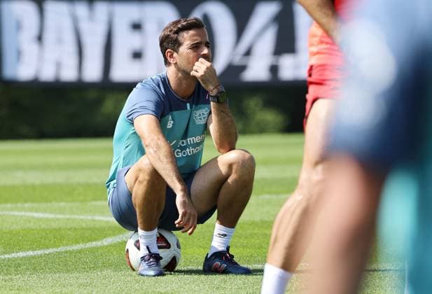 GER, Trainingslager Bayer 04 Leverkusen - Blankenhain 03.08.2026, Blankenhain, GER, Saison 2026 2027, 1.Bundesliga, Bayer 04 Leverkusen - Trainingslager im Bild Trainer Carles Martinez (Leverkusen) DFL regulations prohibit any use of photographs as image sequences and or quasi-video *** GER, Bayer 04 Leverkusen Training Camp in Blankenhain, August 3, 2026, Blankenhain, GER, 2026–2027 Season, Bundesliga 1, Bayer 04 Leverkusen Training Camp in Pictures: Coach Carles Martinez, Leverkusen. DFL regulations prohibit any use of photographs as image sequences and or quasi-video content.