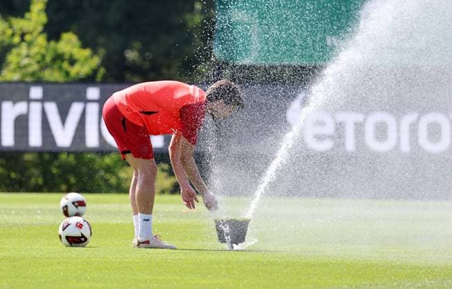 GER, Trainingslager Bayer 04 Leverkusen - Blankenhain 03.08.2026, Blankenhain, GER, Saison 2026 2027, 1.Bundesliga, Bayer 04 Leverkusen - Trainingslager im Bild Jonas Hofmann (Leverkusen) erfrischt sich am Rasensprenger DFL regulations prohibit any use of photographs as image sequences and or quasi-video *** GER, Bayer 04 Leverkusen Training Camp in Blankenhain, August 3, 2026, Blankenhain, GER, 2026–2027 Season, Bundesliga 1, Bayer 04 Leverkusen Training Camp in Pictures: Jonas Hofmann of Leverkusen cools off under a sprinkler. DFL regulations prohibit any use of photographs as image sequences and or quasi-video.